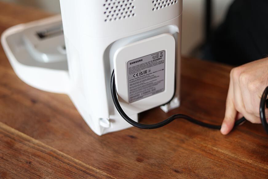 Das Kabelmanagementsystem der Absaugstation des Samsung Jet Bot AI+ ist in der Nahaufnahme zu sehen.